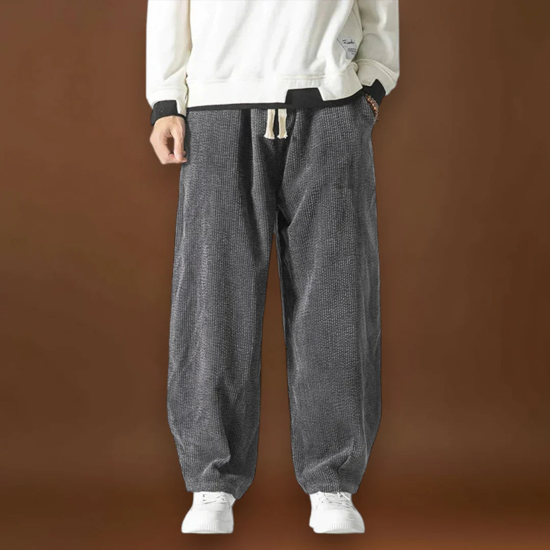 Béla – Széles Velúr Kargyűrűvel, Széles Szárral és Zsinóros Derékkal