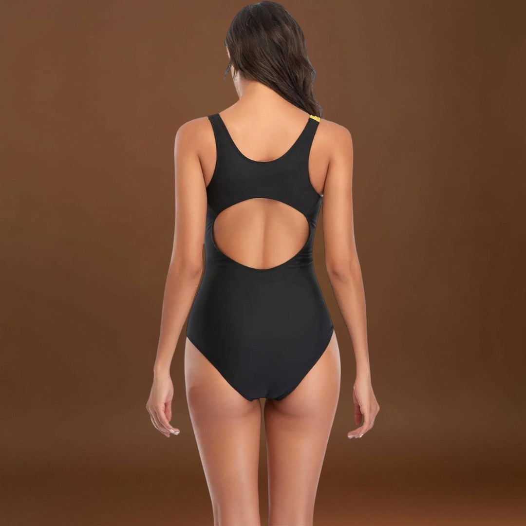 Virág – Sportos fürdőruha kivágásokkal